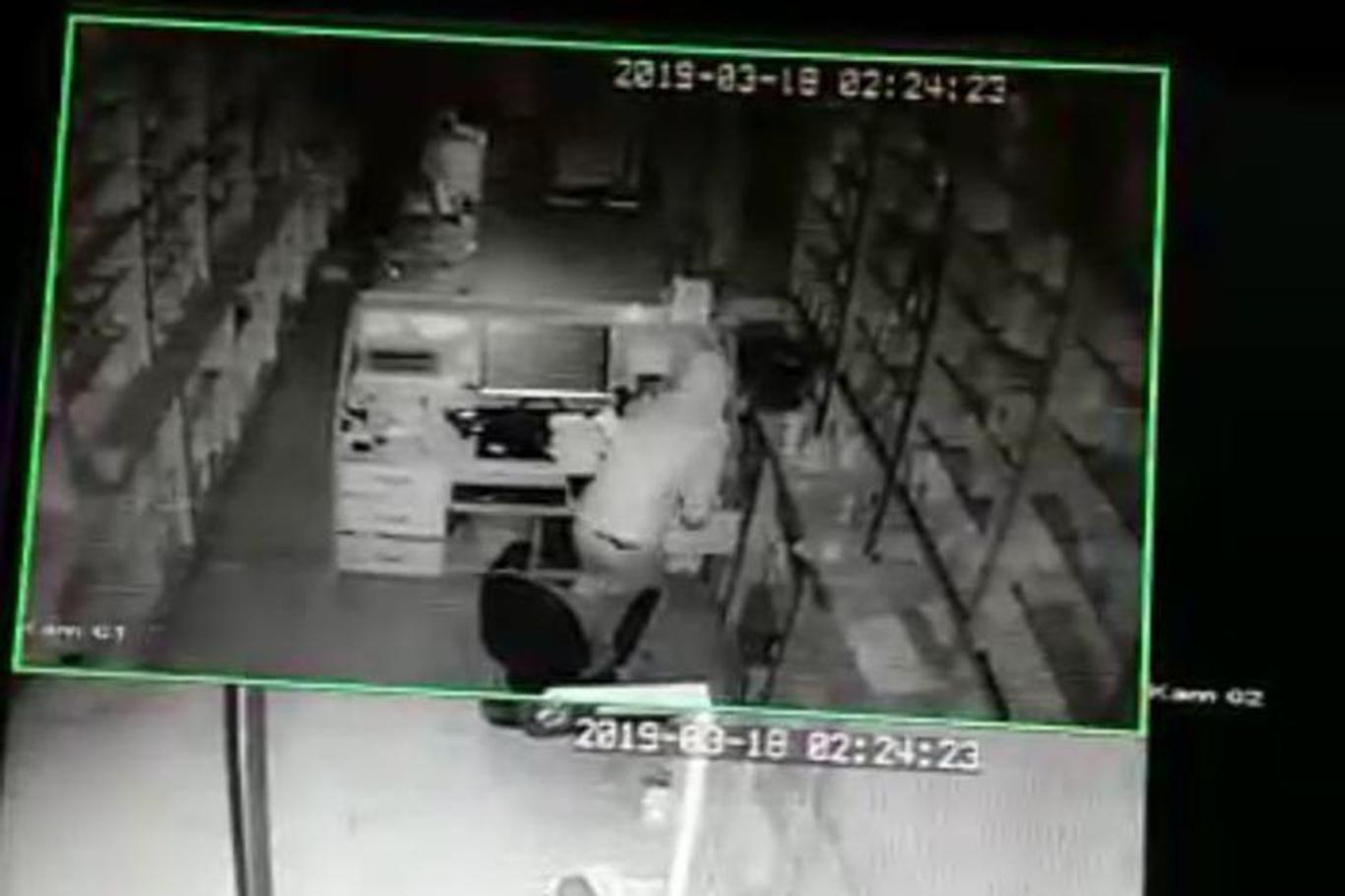 Eczane hırsızlığı güvenlik kameralarında